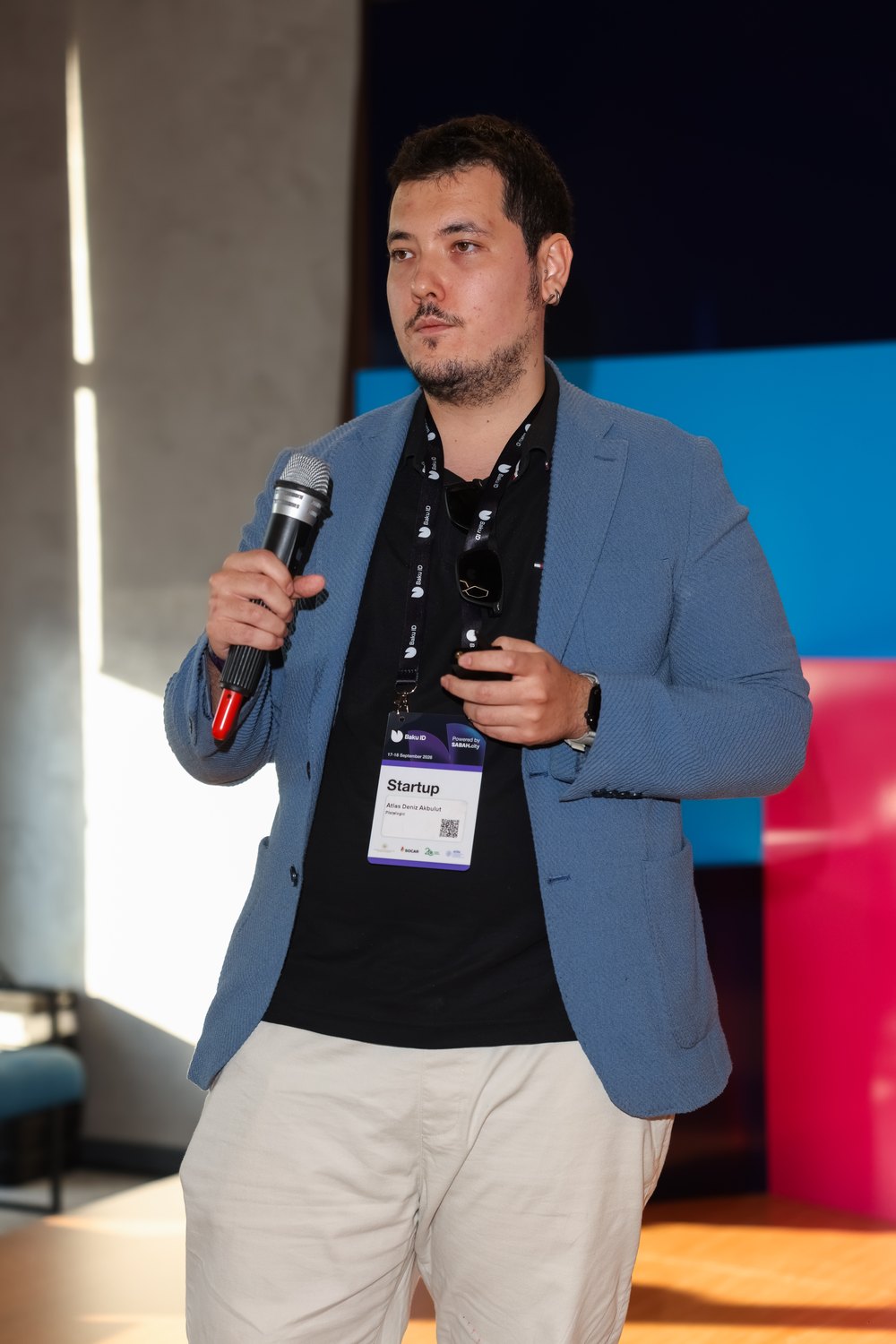 Atlas Akbulut pitching on stage at Baku ID 2026