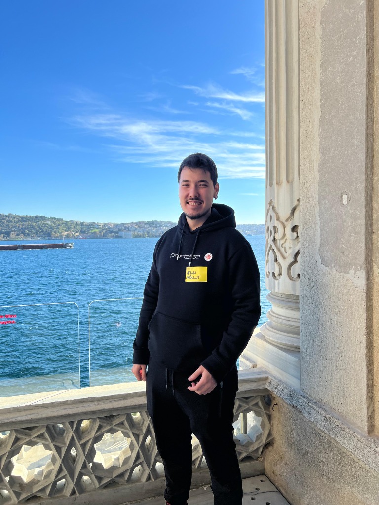 Atlas Akbulut at IOSG Ventures builder meetup, wearing Portalize hoodie, Istanbul